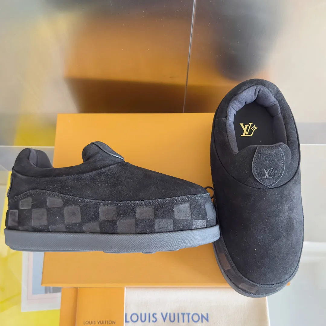 [L Family x Ingo joint model] Top P: 820💰 ▪️Size: Women's 35-40 (customized at 41.42 for women). Men's 39-44 (customized at 38.45.46) LV x Ingo joint model Top version Fatty Forrest Gump shoes Thick sole Couple model Casual sports shoes Original purchase and development Production LV Yeti lace-up shoes from LV Yeti The series combines Japanese "small feet" fashion aesthetics with classic Louis Vuitton elements in avant-garde strokes, subtly paying tribute to the traditional Japanese culture of taking off shoes when entering the house. The suede cow leather is partially embossed with Nigo's reinterpreted Damier pattern, and the comfortable casual shoe configuration highlights street style. Exquisite packaging at the delivery counter🛍📦 ▪️Fabric: Original imported first-layer cowhide ▪️Inner lining: Original custom-made breathable mesh ▪️Sole: Original molded non-slip TPU material ▪️Sole thickness: 5CM